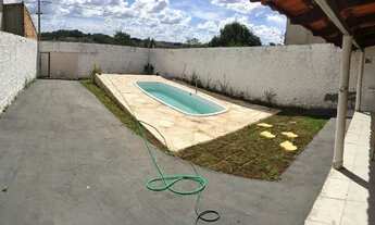 Imagem 7: Casa com piscina e área de churrasco