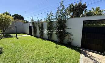 Imagem 3: Casa no Córrego Grande com terreno amplo, piscina aquecida e excelente padrão construtivo