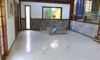 Imagem 4: Elegante casa com piscina no condomínio Floresta