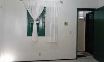 Imagem 2: Quitinete, quarto com banheiro, 3º andar, piso de cerâmica, prédio residencial, organizado