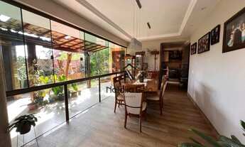 Imagem: Casa com móveis planejados e quintal no