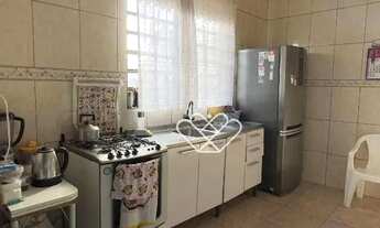 Imagem 3: Casa Ampla com 3 Quartos e Pátio Grande no Bairro Caça e Pesca Excelente Oportunidade!