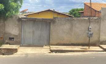 Imagem: Casa murada vendo árvores verdes em Teresina