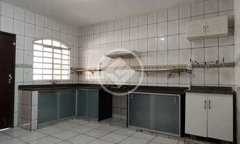 Imagem 6: Casa com 3 quartos sendo 1 suite com barracão no fundo no Jardim Petropolis, toda na laje