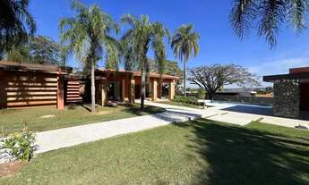 Imagem 3: Casa de Alto Padrão com Arquitetura Exclusiva em Condomínio Privilegiado Residencial Cháca