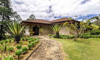 Imagem 5: Casa linear com vista e integração à natureza em Teresópolis