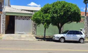 Imagem: Casa a venda com piscina e 3 quartos na