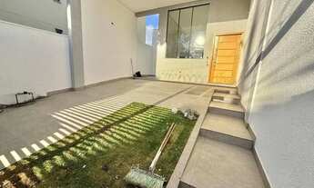 Imagem 2: Casa com 3 Quartos e 3 banheiros à Venda, 180 m² por R$ 890.000 no Santa Mônica