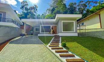 Imagem: Casa linear em condomínio no Parque do