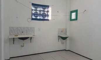 Imagem 3: Quitinete, quarto com banheiro, 3º andar, piso de cerâmica, prédio residencial, organizado