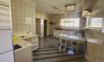 Imagem 4: Casa para aluguel e venda possui 234 metros quadrados com 5 quartos