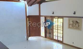 Imagem 2: Elegante casa com piscina no condomínio Floresta