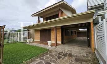 Imagem: Sobrado à Venda à Uma Quadra do Mar