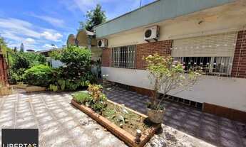 Imagem 2: Casa térrea com garagem no subsolo e anexo