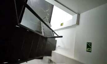 Imagem 6: VENDO Sala 32m² Rio Vermelho - Sala com banheiro privativo, armários planejados e mezanino