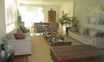 Imagem 2: Amplo apartamento reformado, dois dormitórios com suíte e duas vagas de garagem