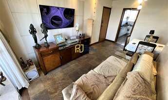 Imagem 3: Apartamento à Venda - 3 Quartos sendo 1 Suíte - 2 Vagas sob Pilotis - Sala com Varanda - E