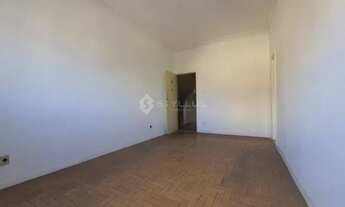 Imagem 2: Amplo apartamento vazio de primeiro andar. Sala, 2 quartos, banheiro social, co