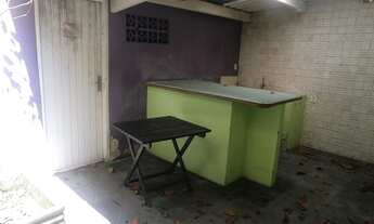 Imagem 3: Casa com 175m² com sala grande com pé direito alto e balcão de alvenaria