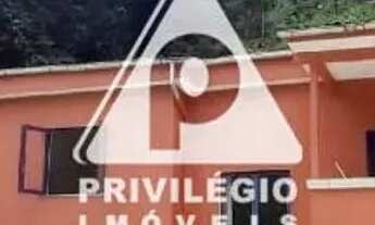 Imagem: Casa Espaçosa com Piscina e Vista para