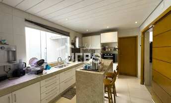 Imagem 5: Casa de de rua com 360m2, 3 suites, 5 vagas de garagem, piscina e churrasqueira