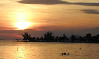 Imagem 5: Casa Frente praia-Piscina Cond. fechado. Local Privilegiado - Praia Linda-4 qtos suites