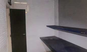 Imagem 7: Casa com 175m² com sala grande com pé direito alto e balcão de alvenaria