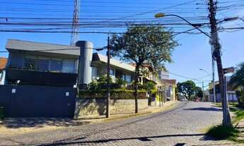 Imagem 2: Casa semimobiliada com área construída de 199m² privativos e terreno com 369m². Com 3 dorm