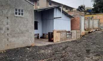 Imagem 2: Vendo terreno de posse, com uma casa de madeira pra reforma ou desmanche