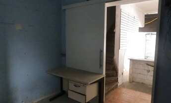 Imagem 6: Casa com 175m² com sala grande com pé direito alto e balcão de alvenaria