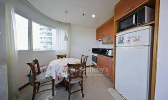 Imagem 5: Apartamento com varanda voltada para o mar e serviços residenciais