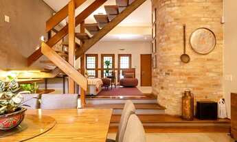 Imagem 1: DISCRETA POR FORA E EXUBERANTE POR DENTRO SE TORNA UMA DAS CASAS MAIS ESPECIAIS DO BAIRRO