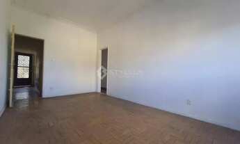 Imagem: Amplo apartamento vazio de primeiro andar