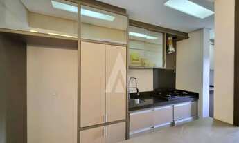 Imagem 7: Apartamento mobiliado com 2 quartos, cozinha com armários, sacada com churrasqueira e 1 va