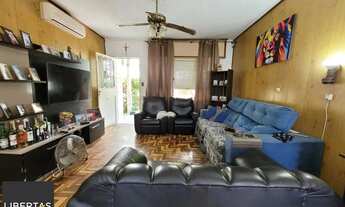 Imagem: Casa térrea com garagem no subsolo e anexo