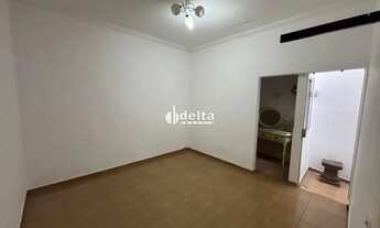 Imagem 2: Casa Residencial com 2 quartos 1 suíte disponível para locação e venda no bairro Centro em