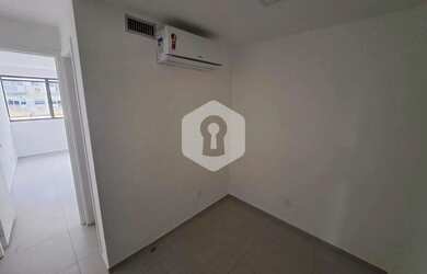 Imagem 3: Excelente sala com 2 splits novos e com farto comércio e transporte na região! Prédio novo