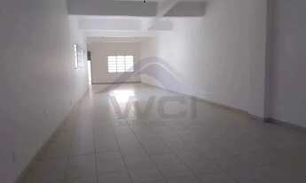 Imagem 4: Lojão em frenta à estação de trem