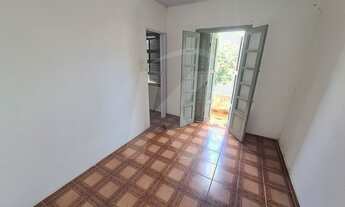 Imagem 2: Casa com 2 quartos, sala, cozinha, banheiro, área de serviço e quintal