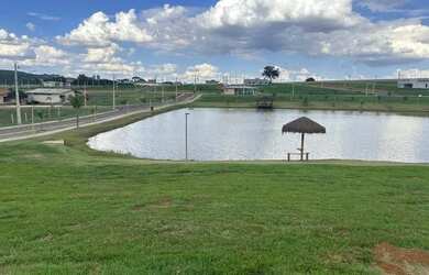Imagem 4: Lote 400m² em condomínio com lago - Ágio R$30 mil!
