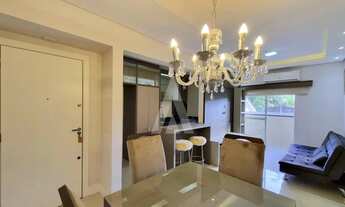 Imagem 4: Apartamento mobiliado com 2 quartos, cozinha com armários, sacada com churrasqueira e 1 va