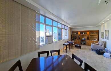 Imagem 2: Apartamento com 3 quartos ,dependências completas e garagem no Leblon