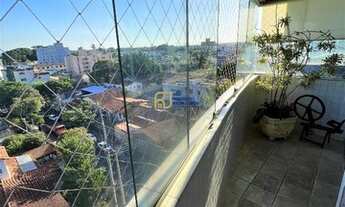 Imagem 6: Apartamento à Venda - 3 Quartos sendo 1 Suíte - 2 Vagas sob Pilotis - Sala com Varanda - E