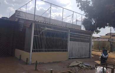 Imagem 2: Imóvel com 3 Casas, 2 Lojas e 1 Vaga de Garagem à Venda na QNM 08 Ceilândia