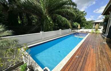 Imagem 2: Casa a venda em Alphaville Litoral 1 com 4 suites reformada e piscina