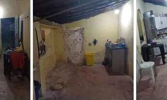 Imagem: Vende-se está casa com espaço para construir