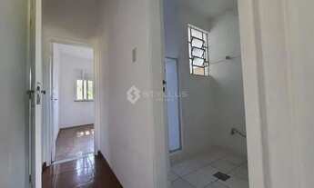 Imagem 7: Amplo apartamento vazio de primeiro andar. Sala, 2 quartos, banheiro social, co