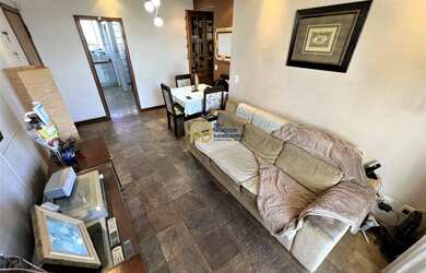 Imagem 4: Apartamento à Venda - 3 Quartos sendo 1 Suíte - 2 Vagas sob Pilotis - Sala com Varanda - E