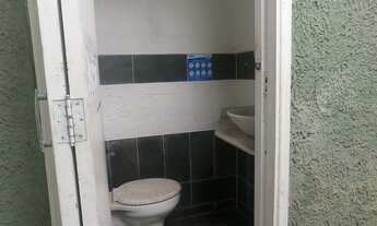 Imagem 5: Casa com 175m² com sala grande com pé direito alto e balcão de alvenaria