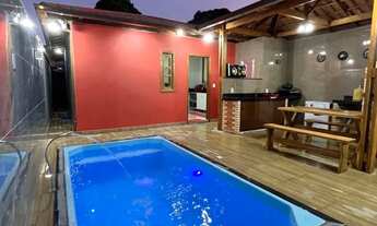 Imagem 2: Casa verde, amarela, vermelha e azul disponível para temporada praia de Setiba